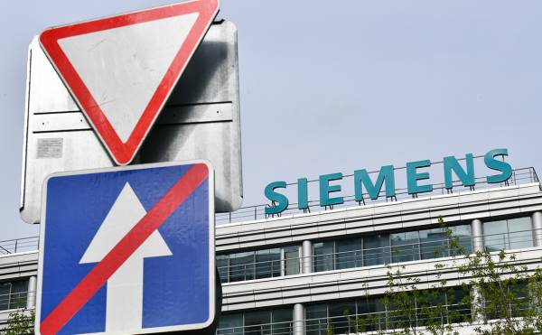 
                    Мантуров после решения Siemens об уходе напомнил о параллельном импорте
                    
                