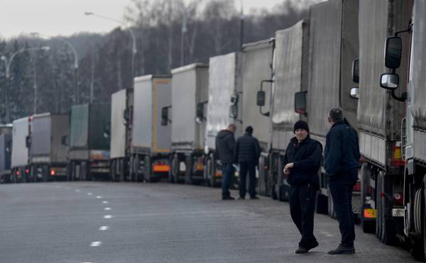 
                    FT узнала об очередях российских грузовиков, застрявших в Польше
                    
                