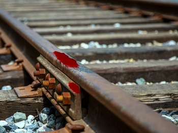 Четверо красноярцев изнасиловали друга и бросили его под поезд