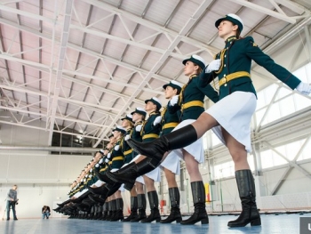 SuperJob: россиянки массово захотели пойти в армию