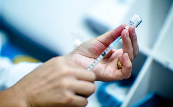
                    «Коммерсантъ» узнал о прекращении поставок вакцин MSD от оспы и кори

                