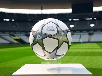 УЕФА презентовал официальный мяч финала ЛЧ с надписью "Мир" на русском