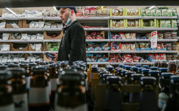 
                    Продажи импортного пива в России упали за месяц на 30%

                