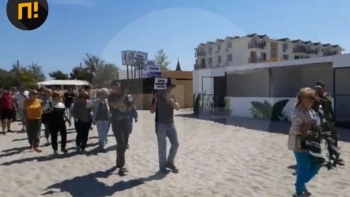 Жители Крыма установили гроб на «убитом» властями песчаном пляже