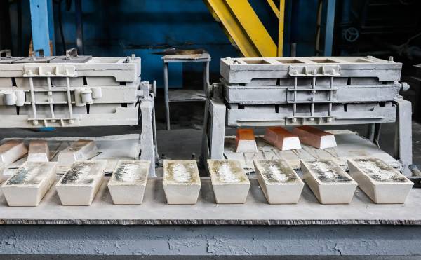 
                    Крупнейший производитель серебра в России сообщил о скопившихся слитках

                